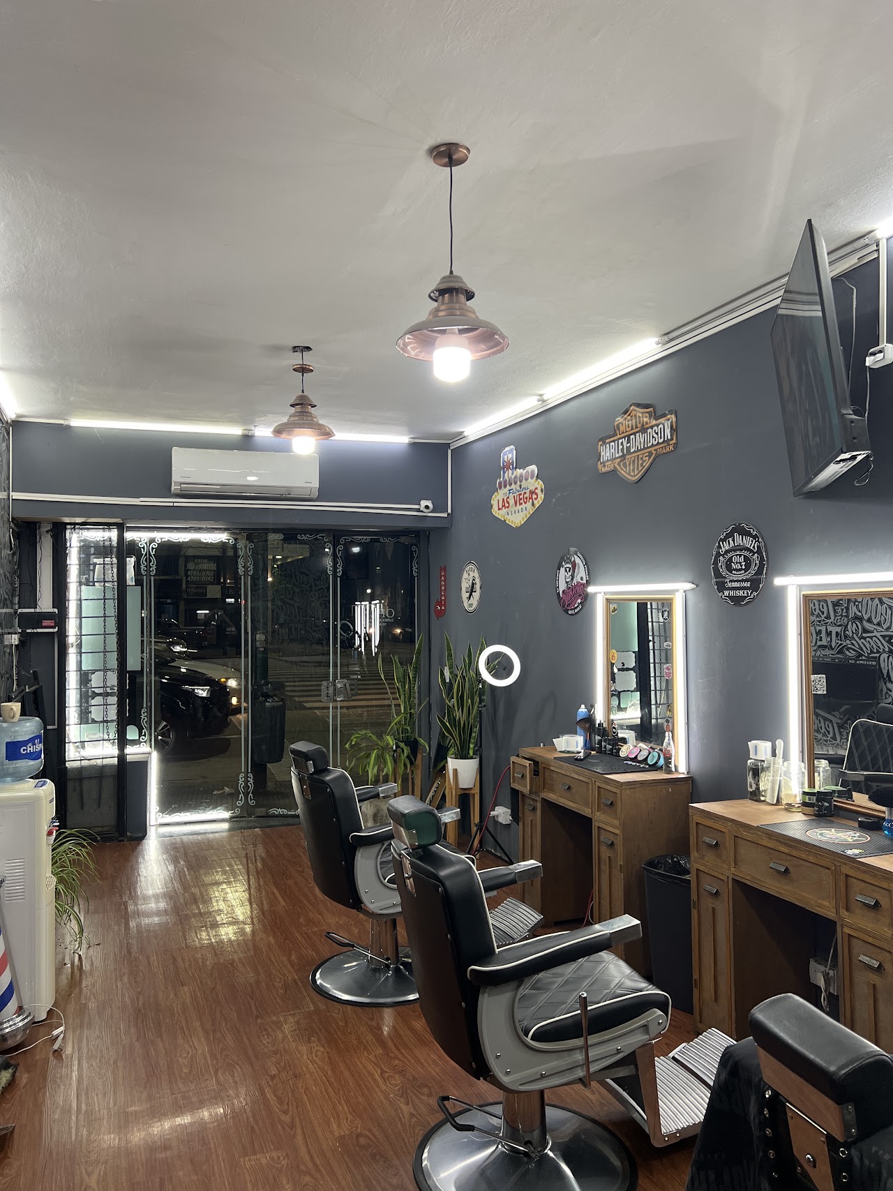 Interior de la barbería en Martínez