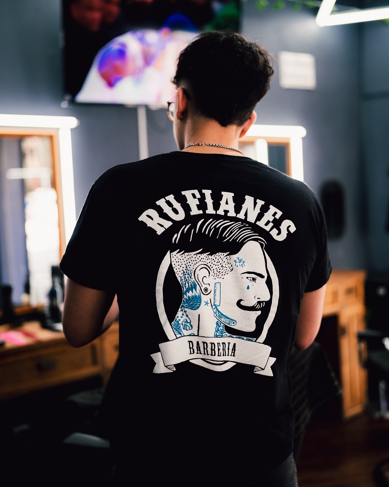 Remera con el logo de Rufianes Barbería